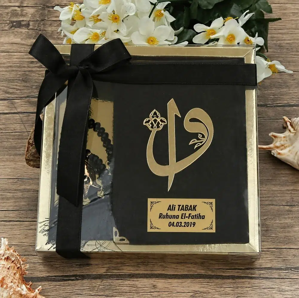 Hediyelik Kadife Kur'an-ı Kerim, İnci Tesbih, Gold Asetat Kutulu (20×20) Dini Set - M676-SİYAH