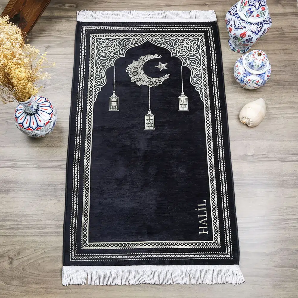 İsimli Ramadan Kerim Şönil Seccade Siyah 68x110 cm