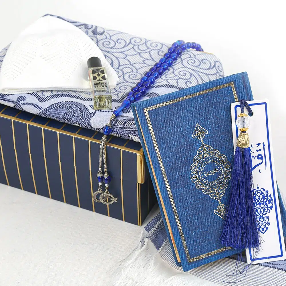 � ختو�  � صحف شريف (حج�  حقيبة 12×16) و عطر رجالي و � سبحة رجالية 33 حبة و طاقية و فاصل كتاب و نور حريري تفتة سجادة صلاة طق� 